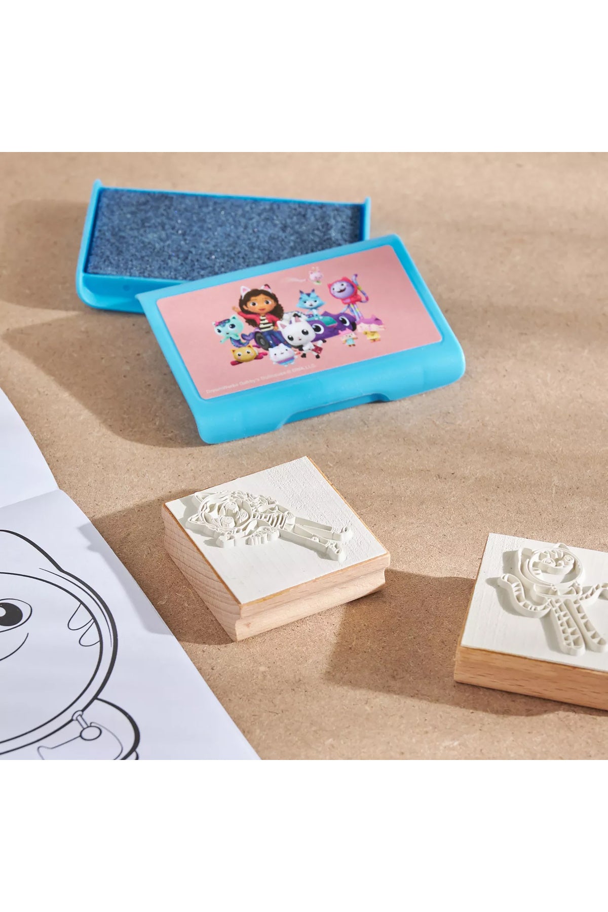 Gabby’s Dollhouse Felt Tip Pen Set – 18 Colour Felt Pens with 2 Stamps & 1 Ink Pad | Kids Creative Art & Craft Stationery Set