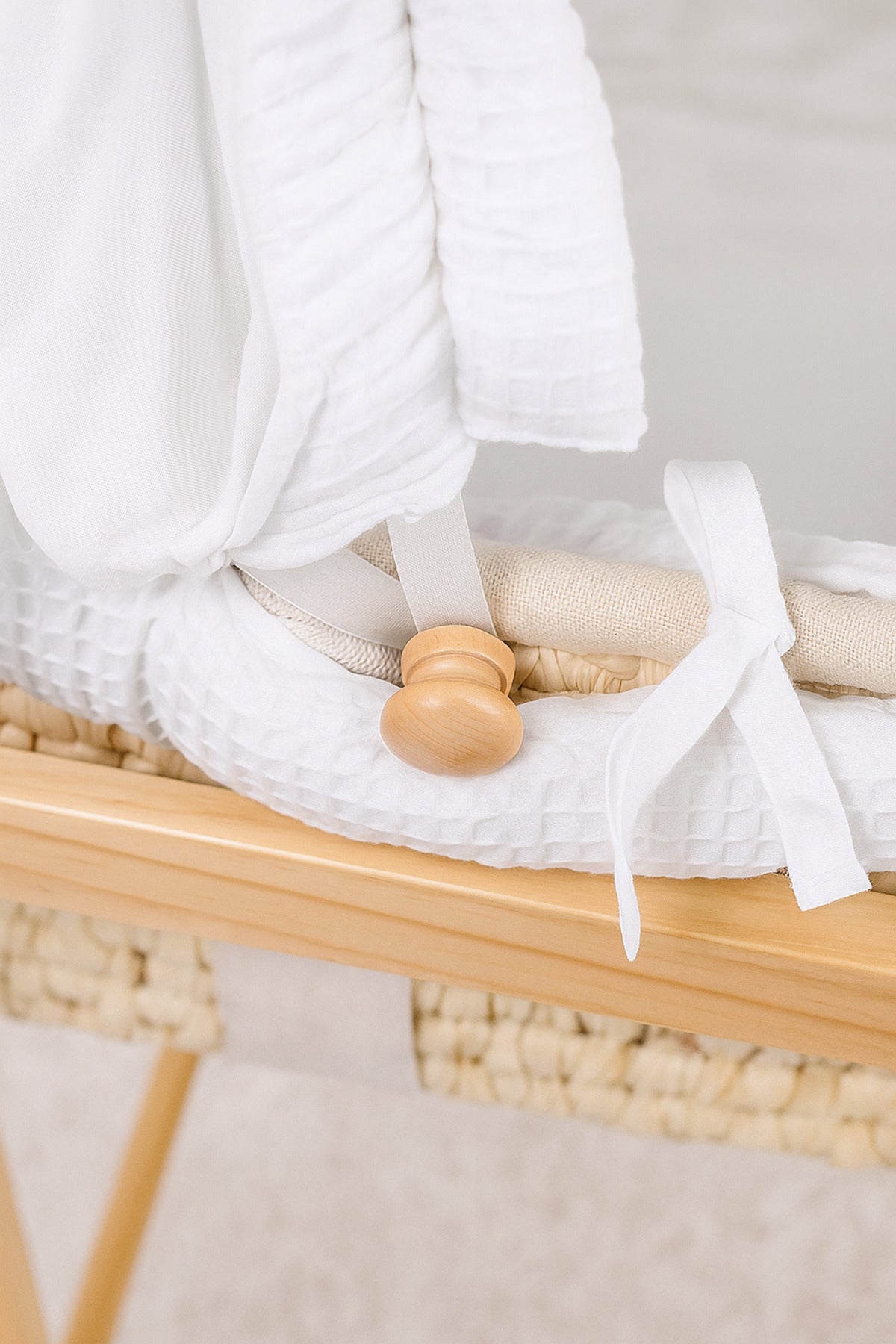 Kikibebe Wooden Moses Basket With Stand And Wheels – Wood
